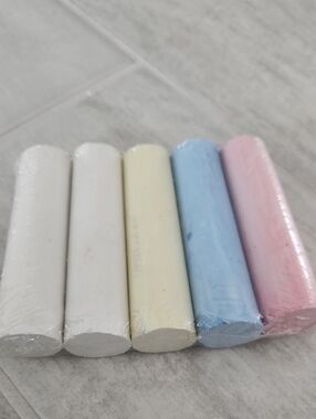 🐻 Assorted Sidewalk Chalk Sticks - White, Yellow, Blue, Pink